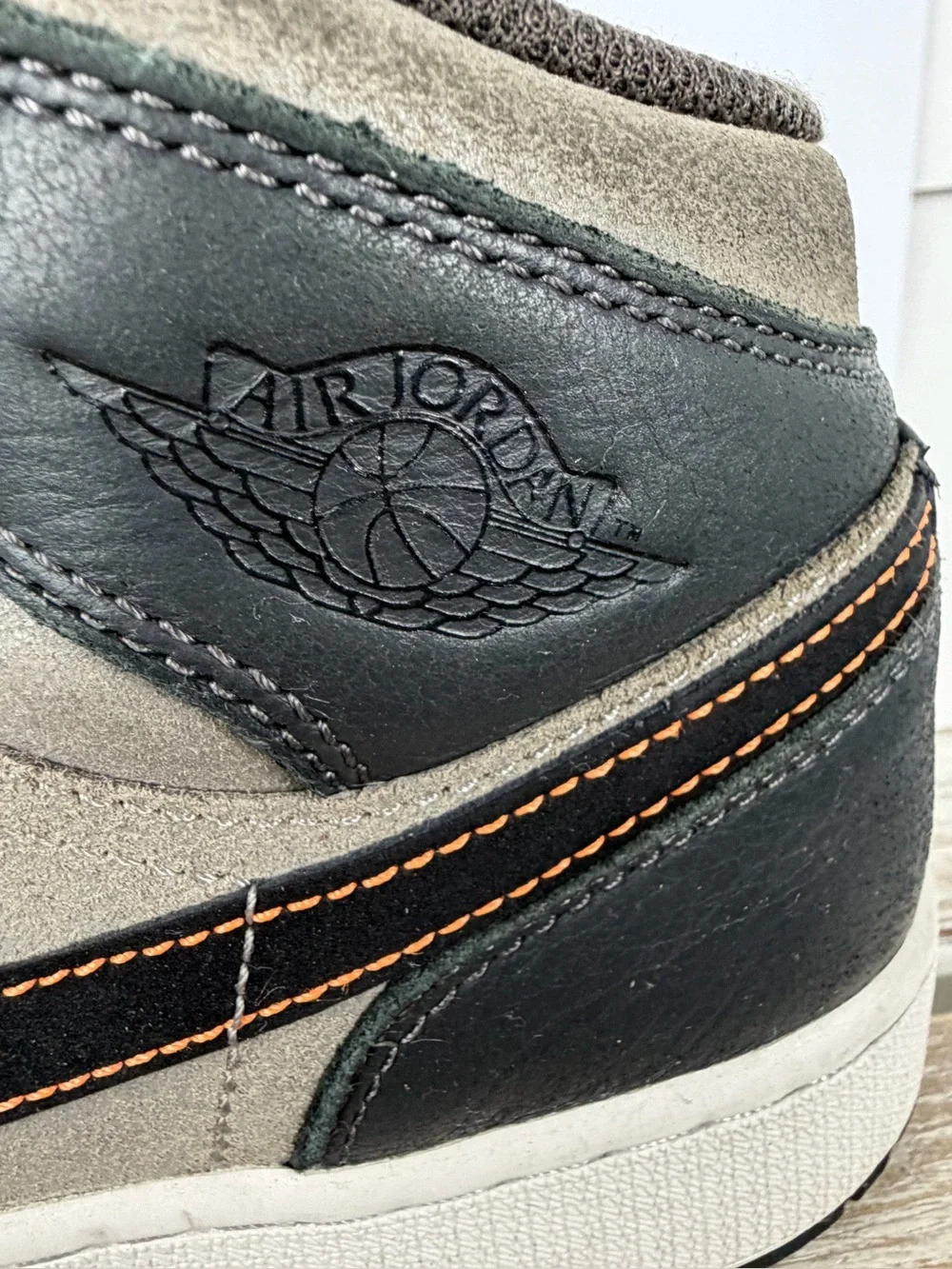 Nike Air Jordan 1 Mid SE sneakers grey/black leather and suede upper size 6.5Y